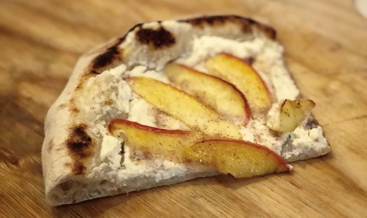Abbildung eines Viertels der Apfel-Zimt-Ricotta-Pizza