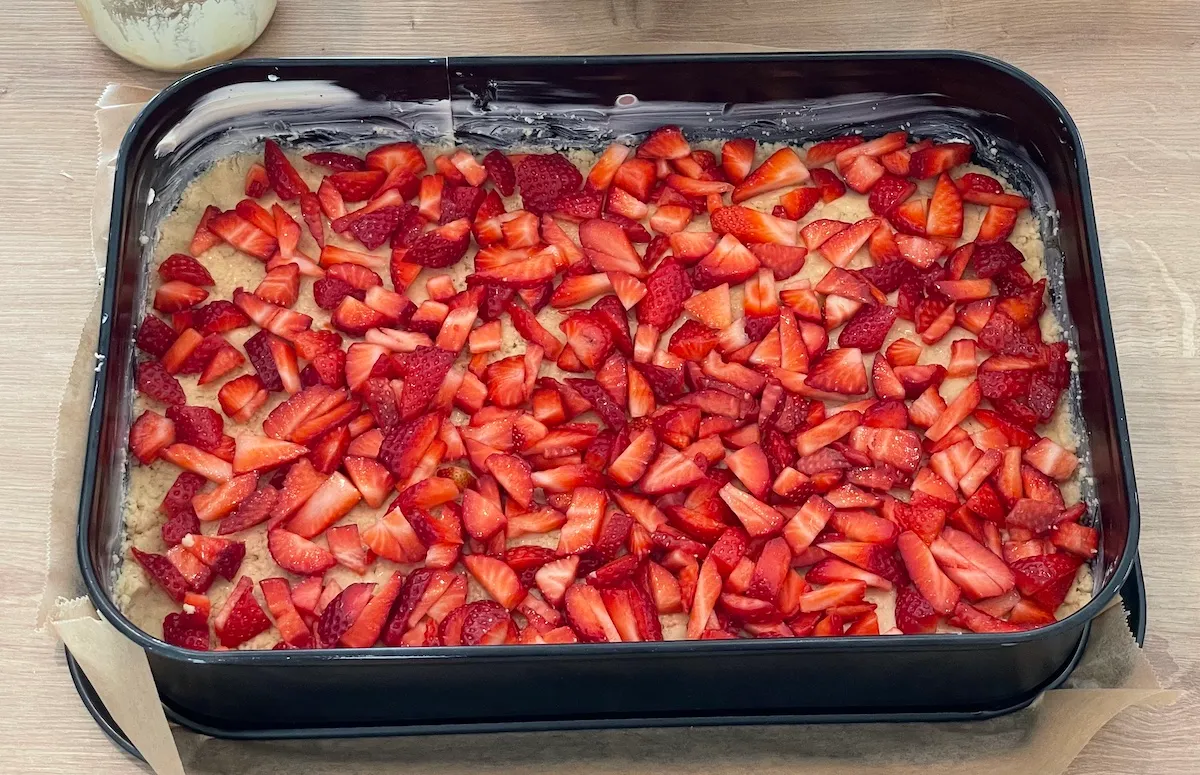Abbildung des Teigbodens, welcher nun mit Erdbeeren bedeckt ist