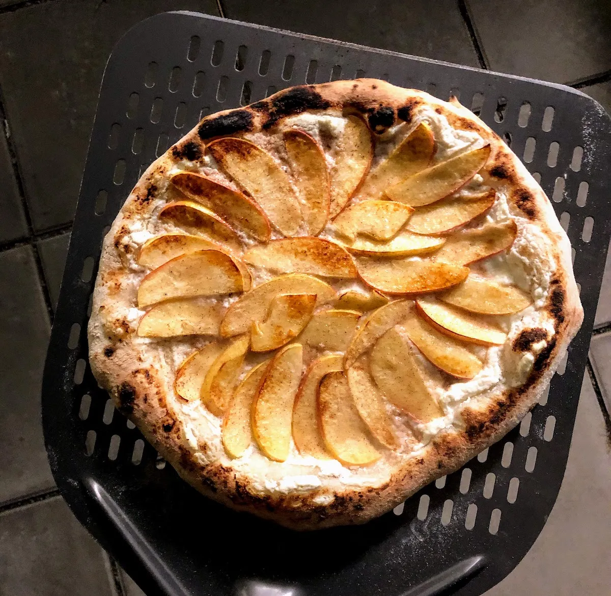 Abbildung der ganzen gebackenen Apfel-Zimt-Ricotta-Pizza
