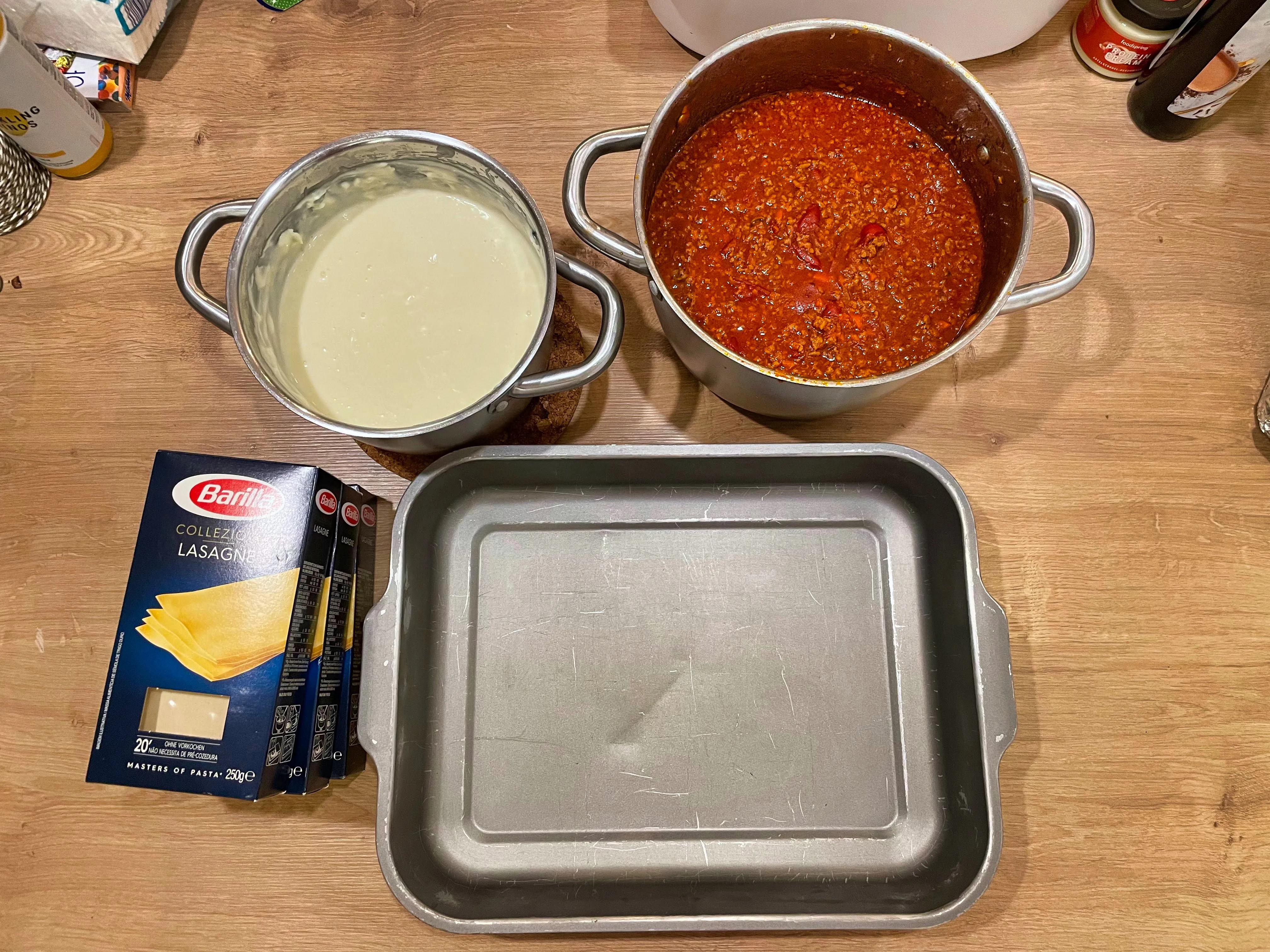 Abbildung des Backblechs, der Béchamel- und Bolognese-Sauce