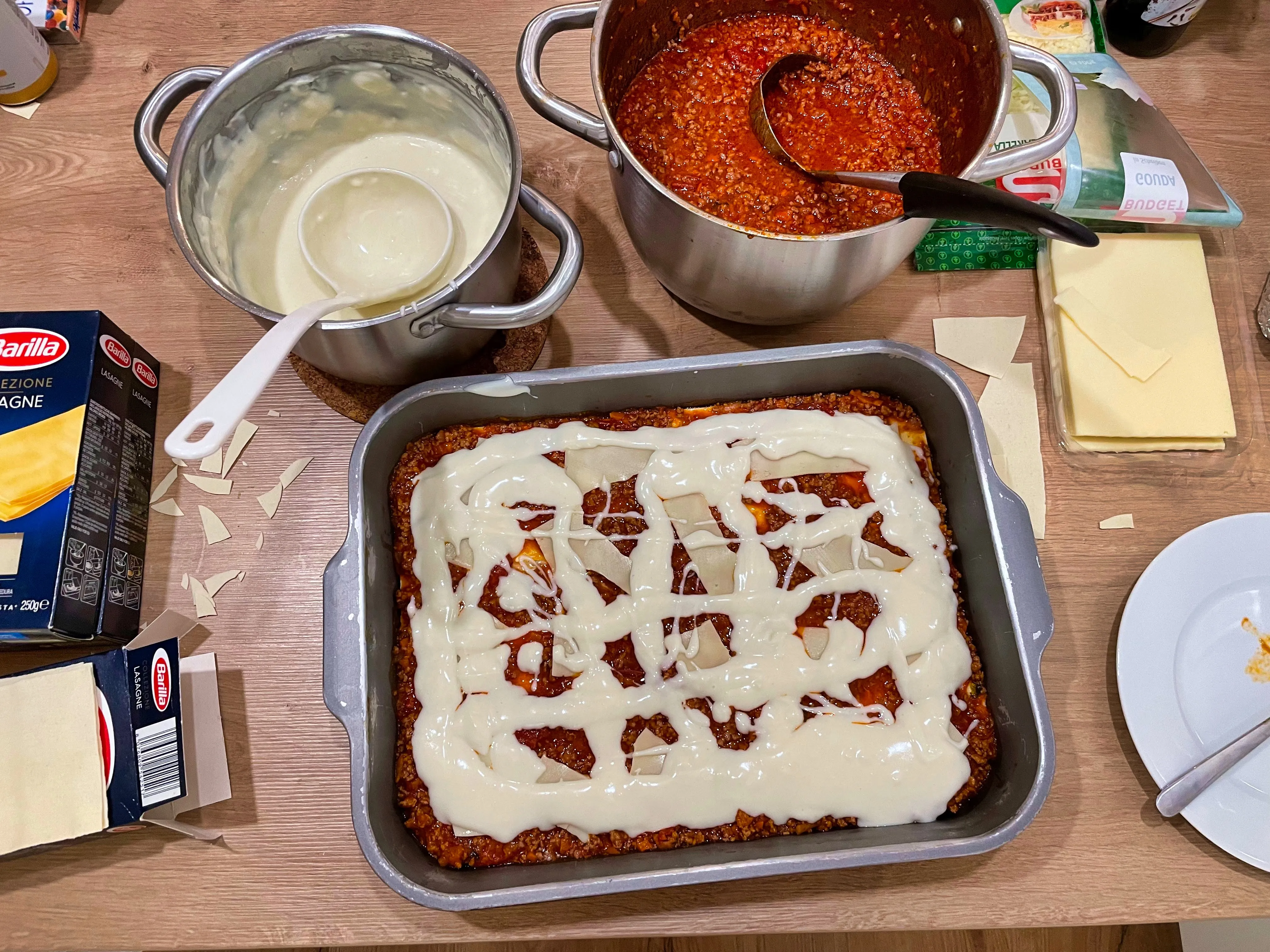 Abbildung der Backform mit der unfertig geschichteten Lasagne.