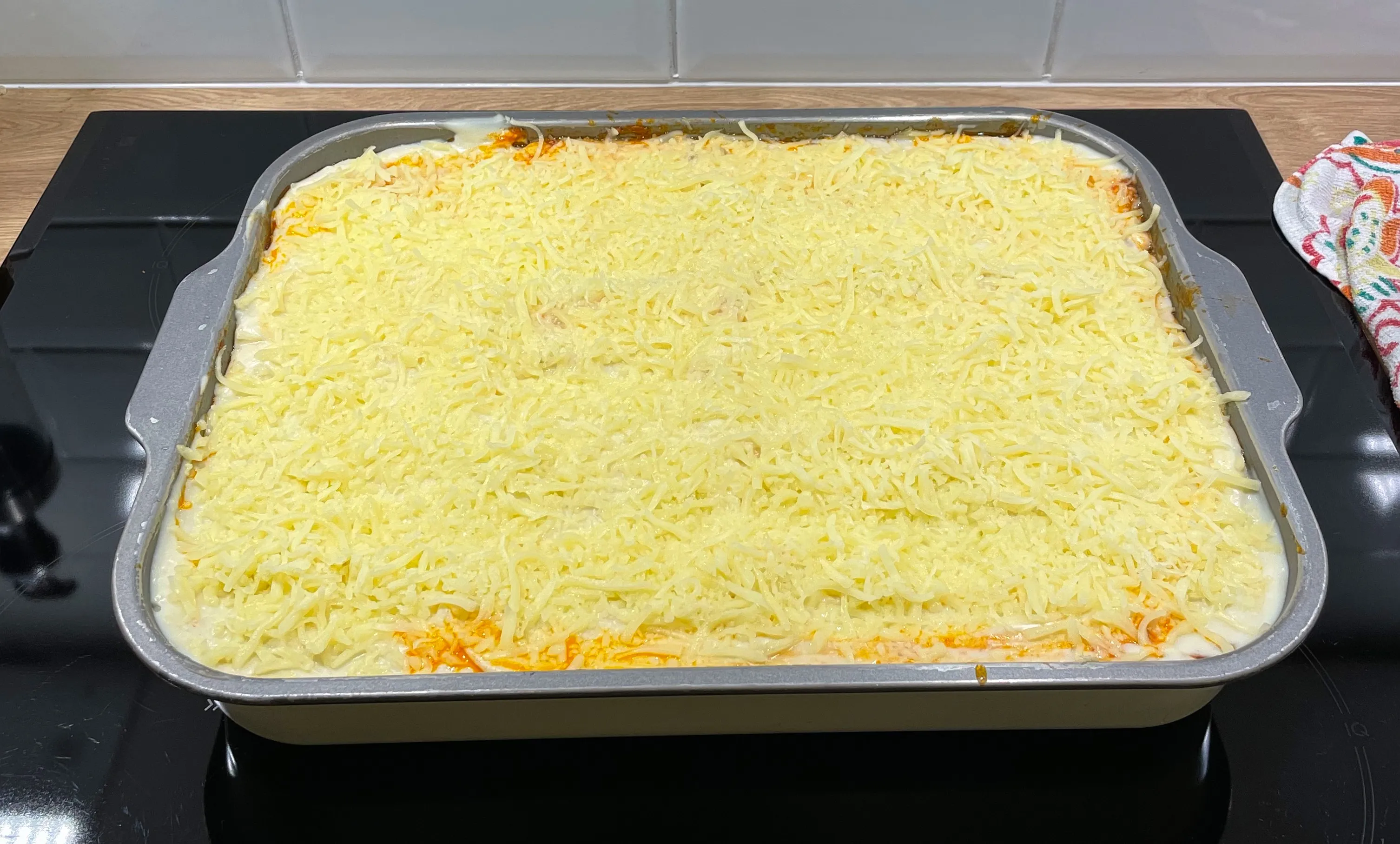 Abbildung der fertig geschichteten Lasagne