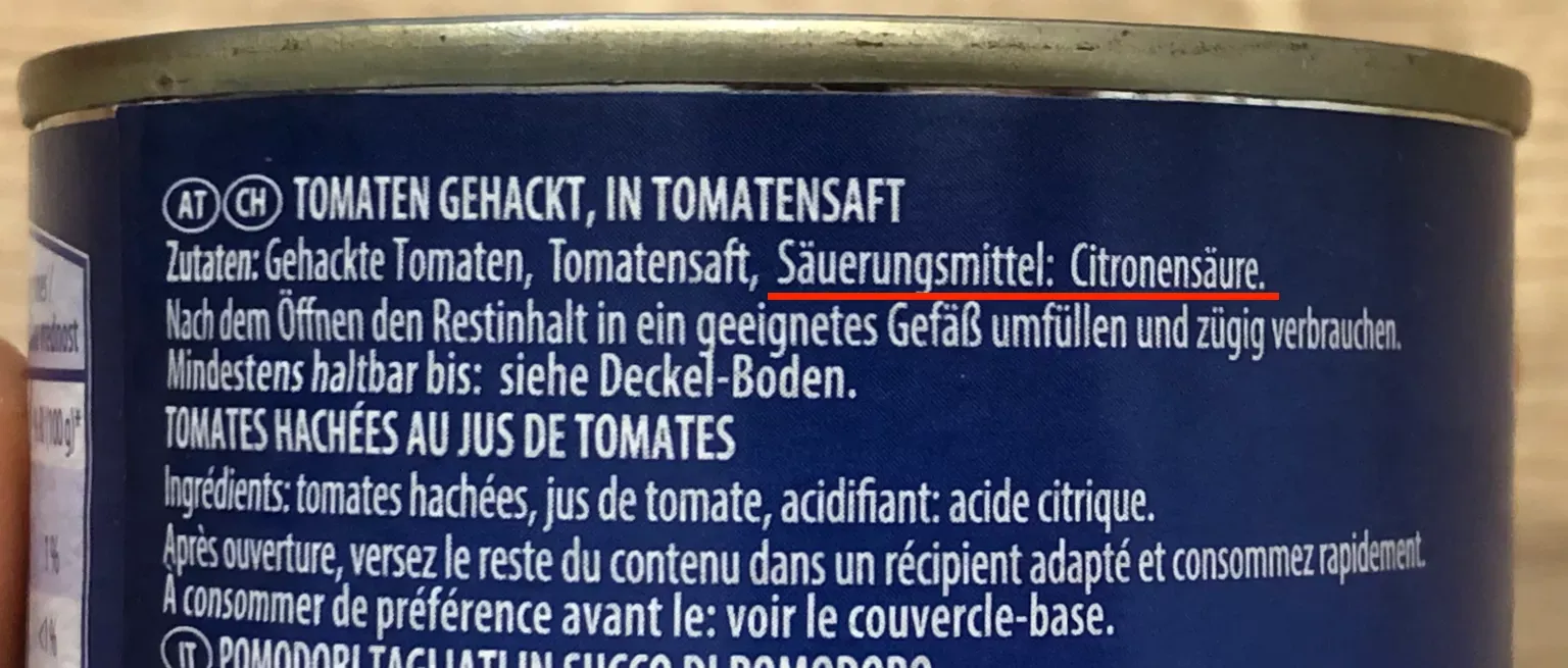 Abbildung der Inhaltsstoffe einer Dose Tomaten, die mittels chemischen Verfahrens geschält wurden