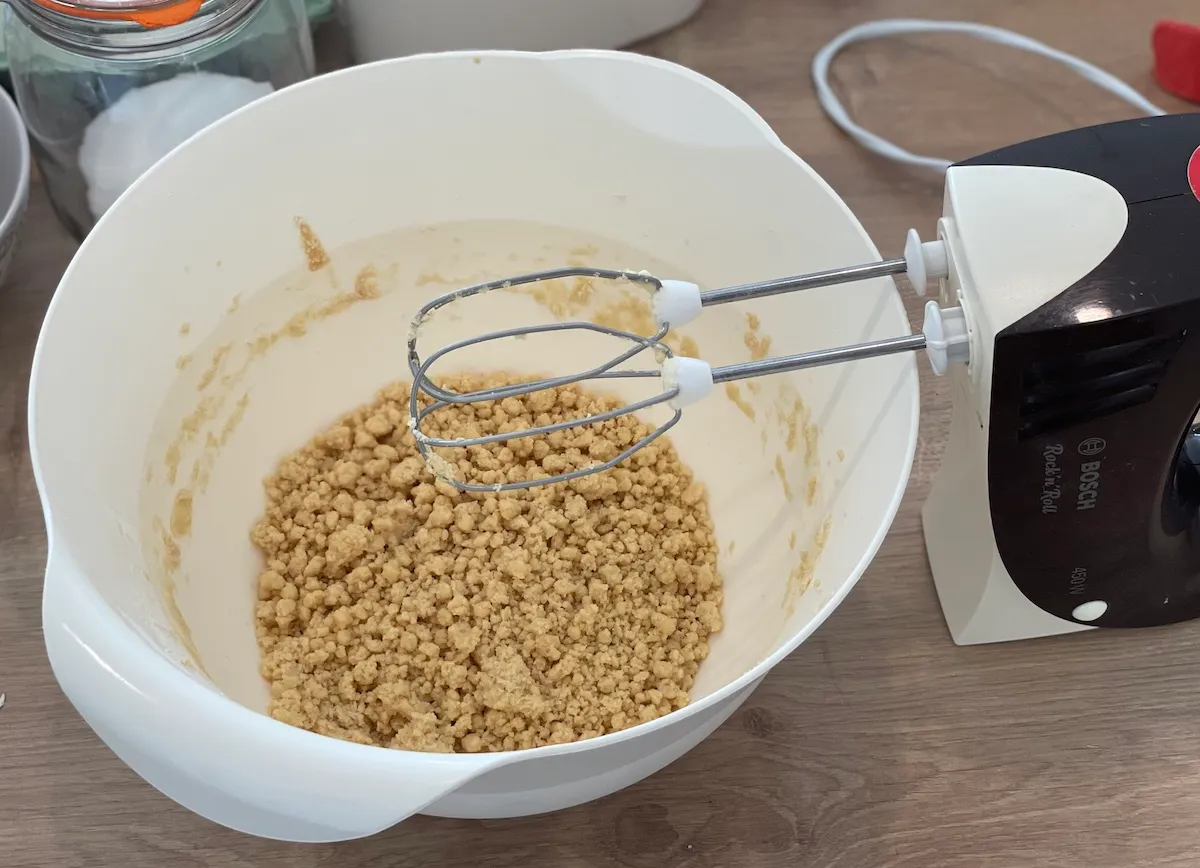 Bild des Teigs in einer Rührschüssel und Mixer