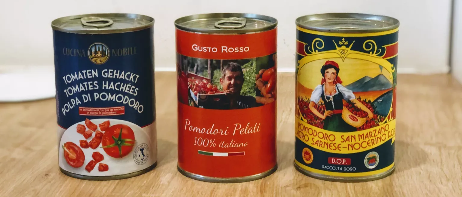 Abbildung von drei Tomatendosen: Diskonter, italienische Tomaten und San Marzano Tomaten